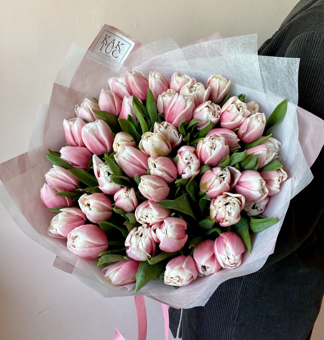 Бело розовые тюльпаны букет