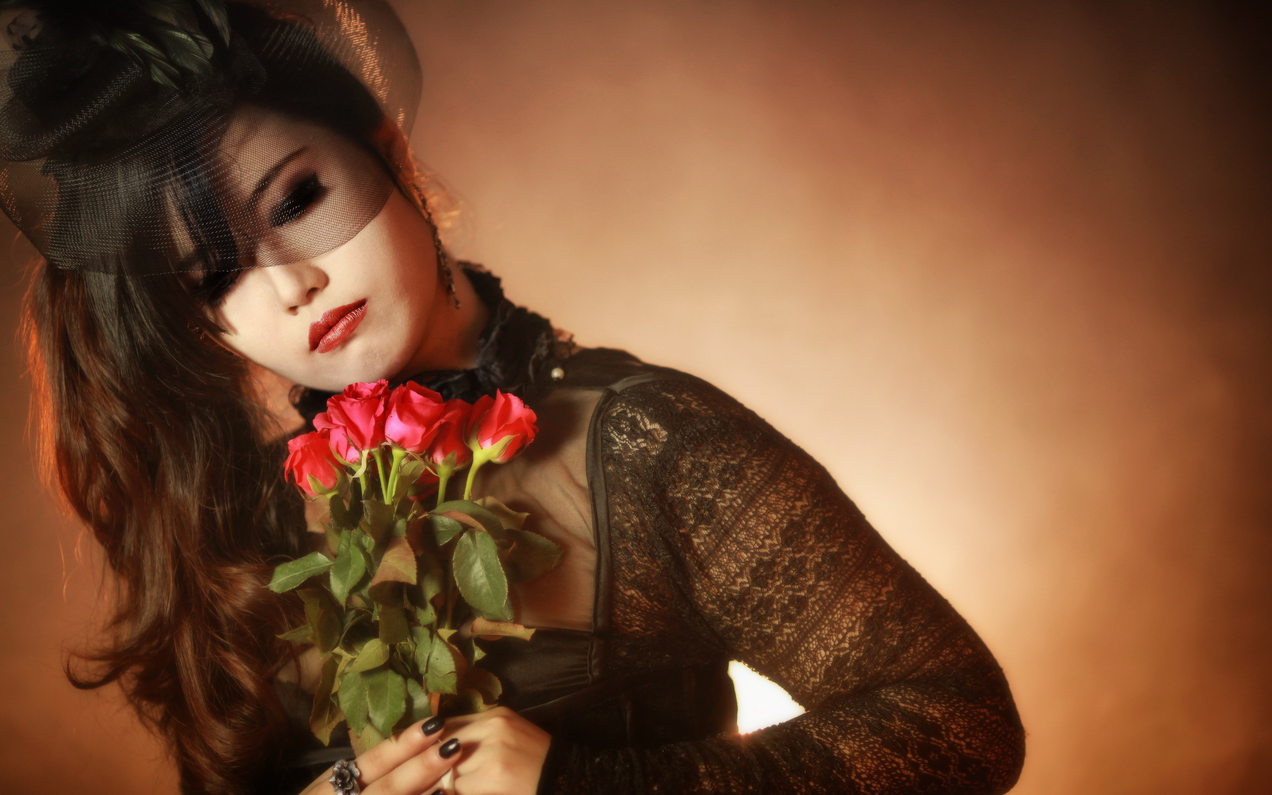 Женщина с розами