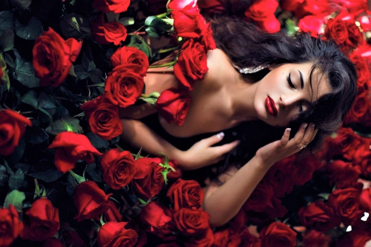 Девушка с алыми розами