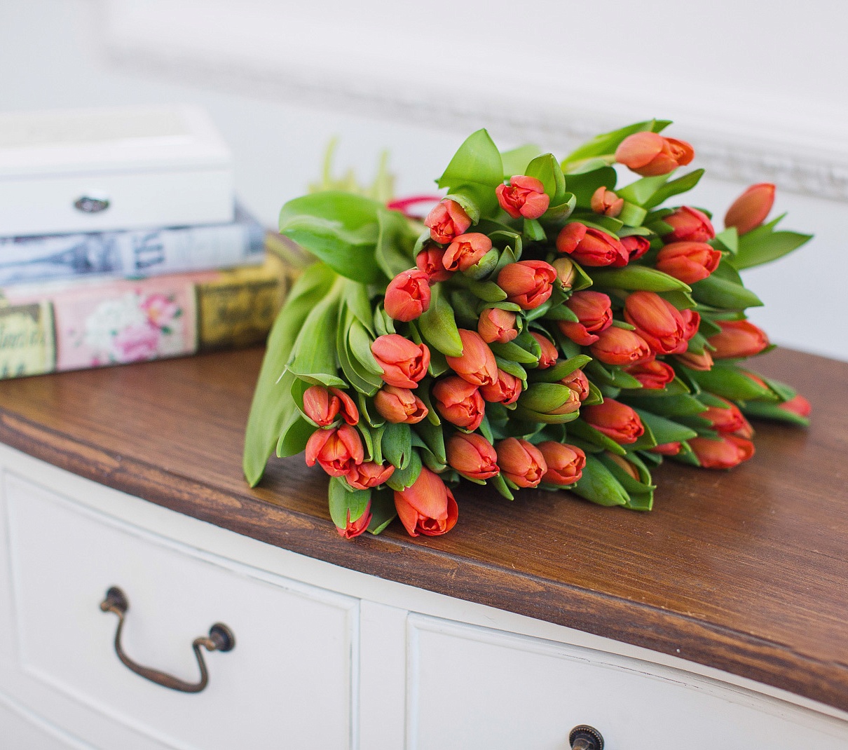 Шикарный стильный букет тюльпанов