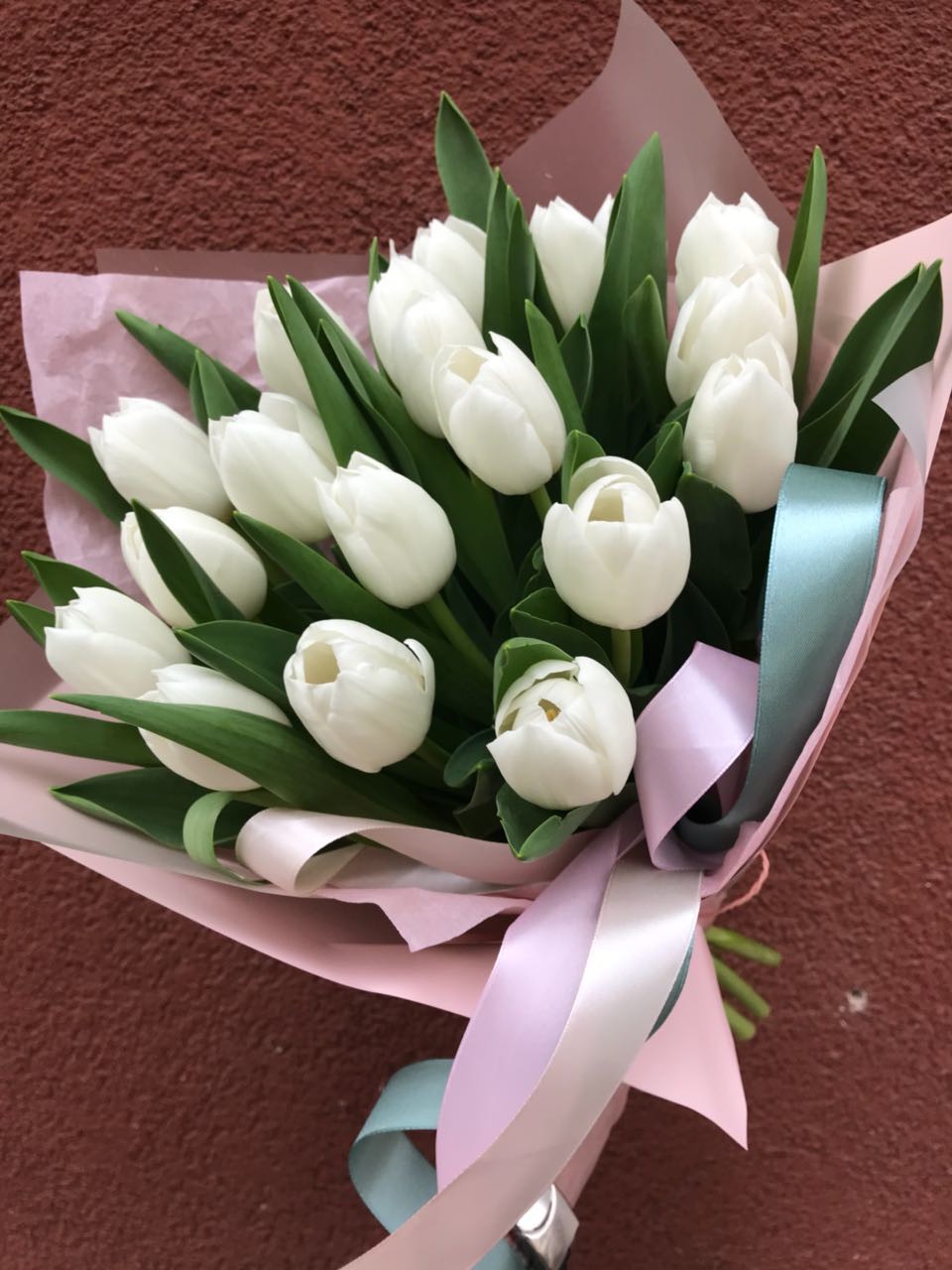 Красивый букет из белых тюльпанов