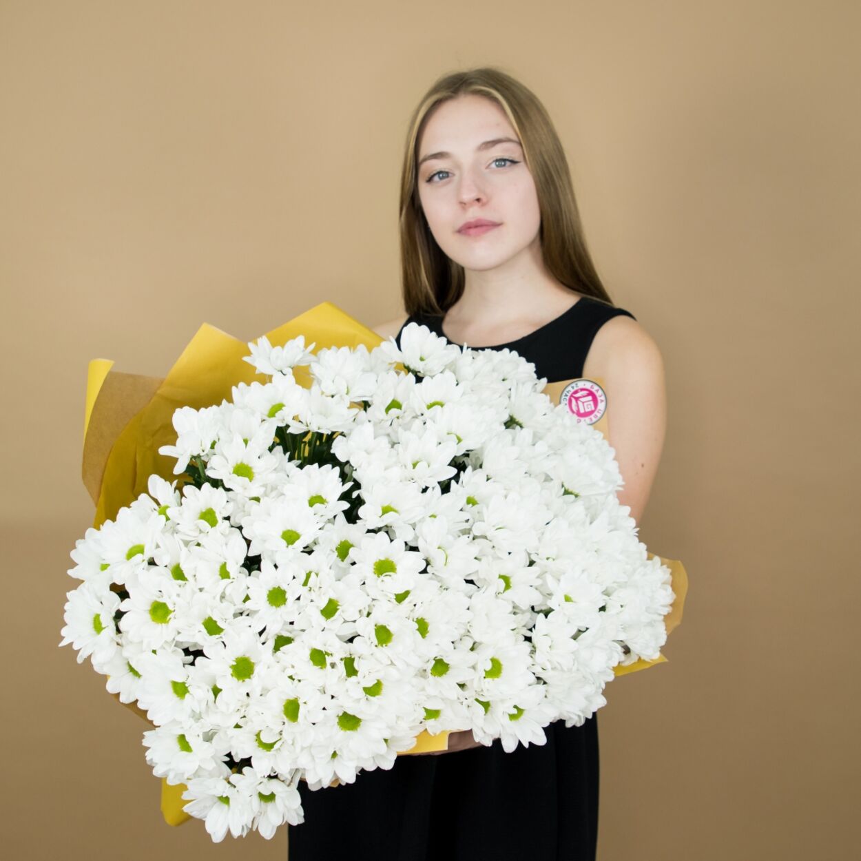Девушка с белыми хризантемами