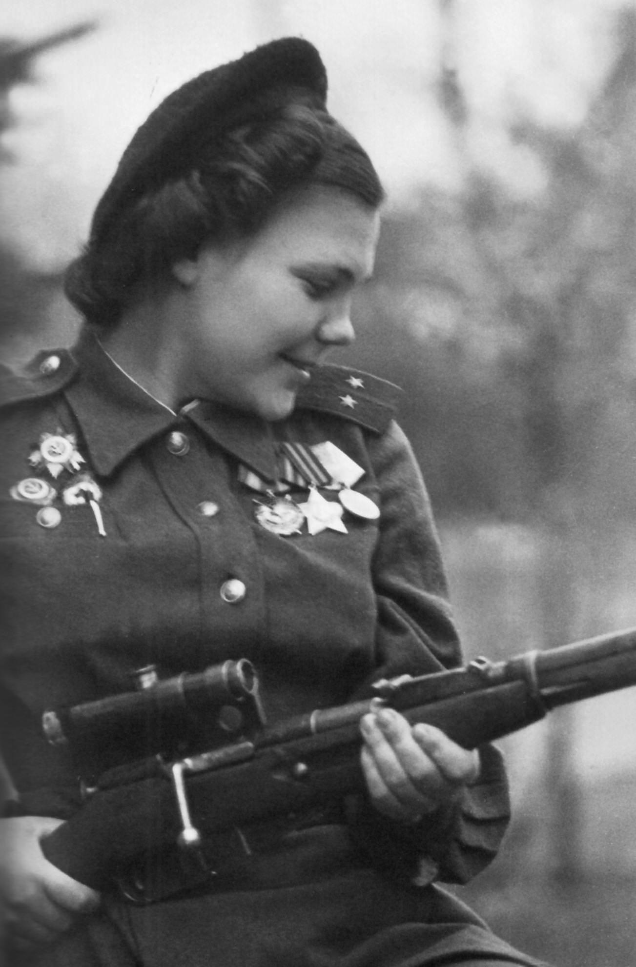 Роза Шанина с винтовкой