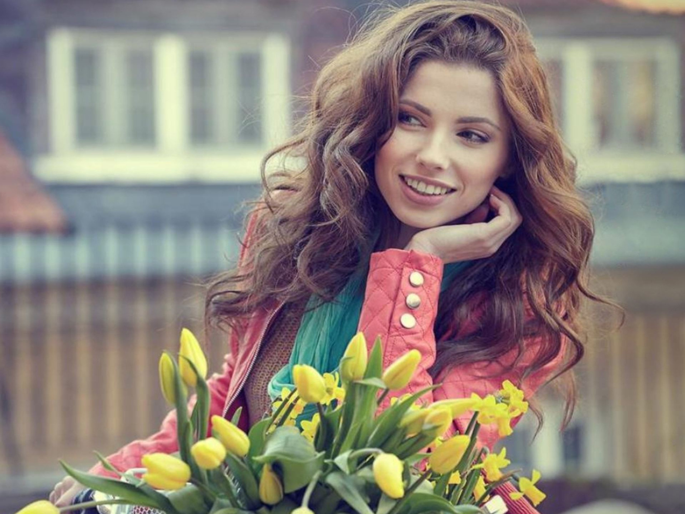 Радостная девушка с цветами