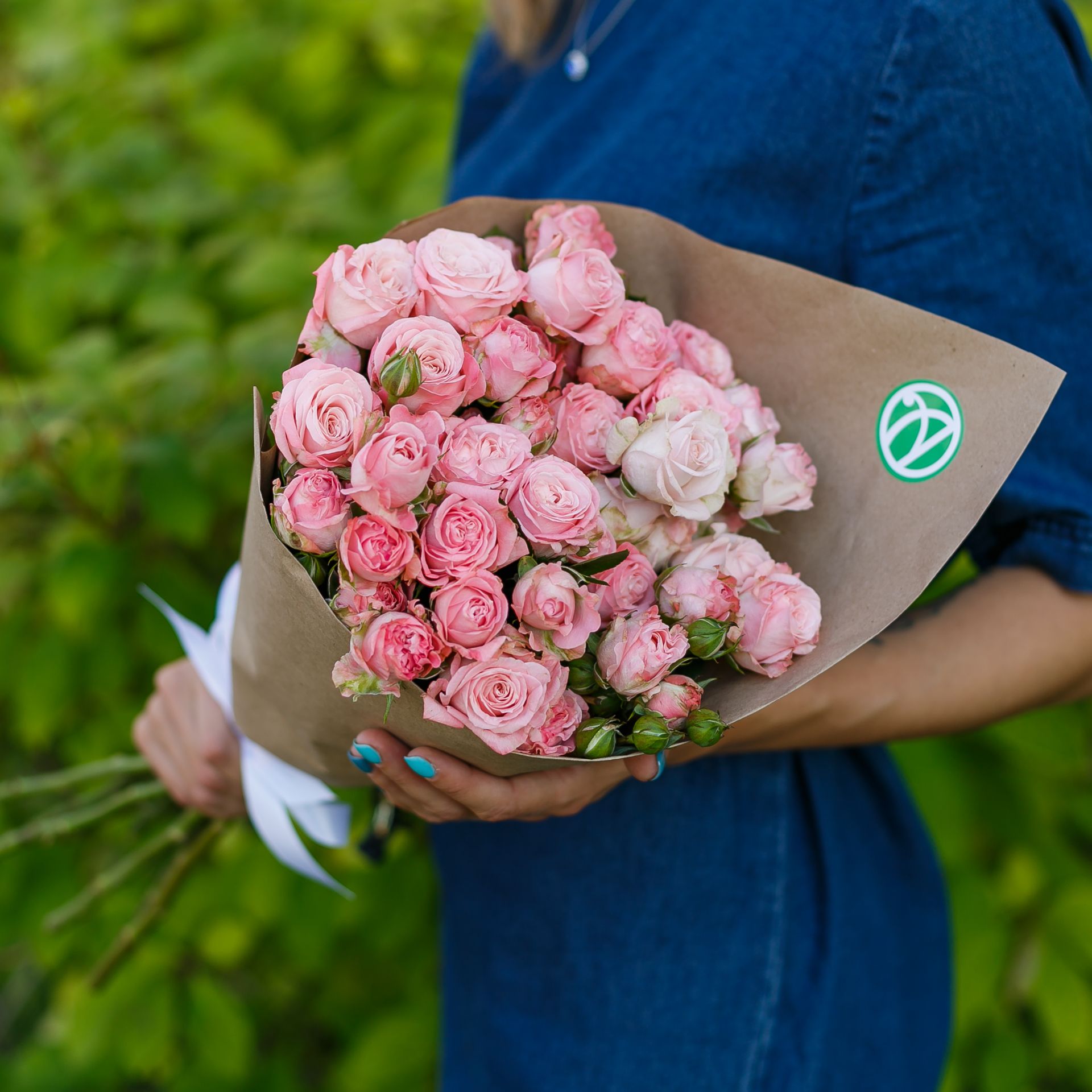 Букет кустовых роз мадам Бомбастик