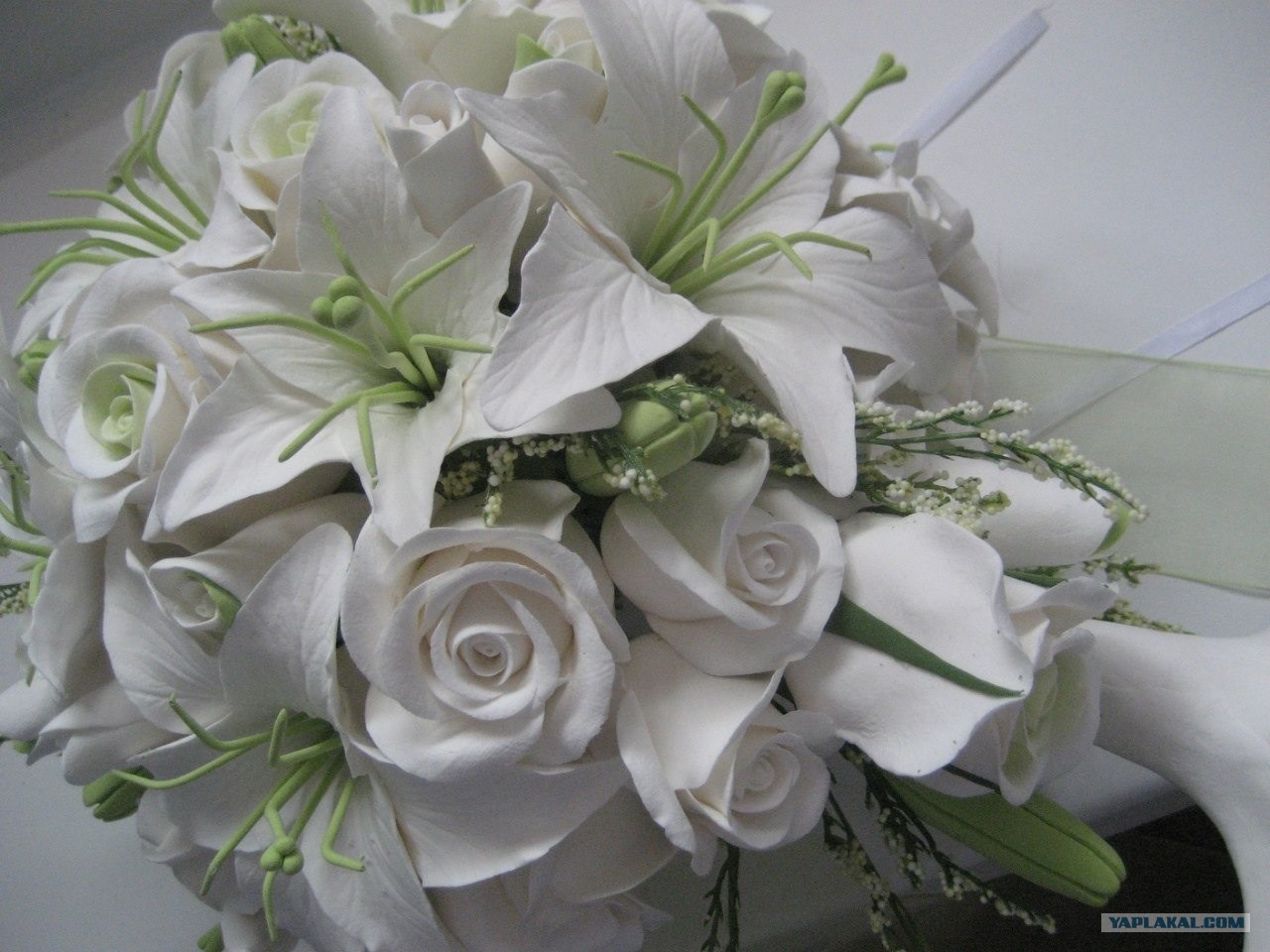 Свадебный букет из лилий и роз