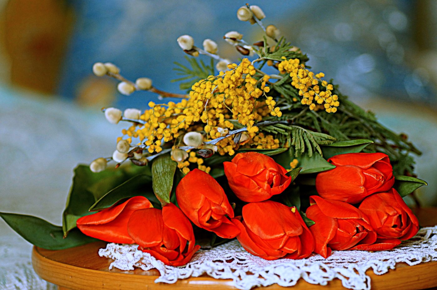 Цветы Мимоза и тюльпаны