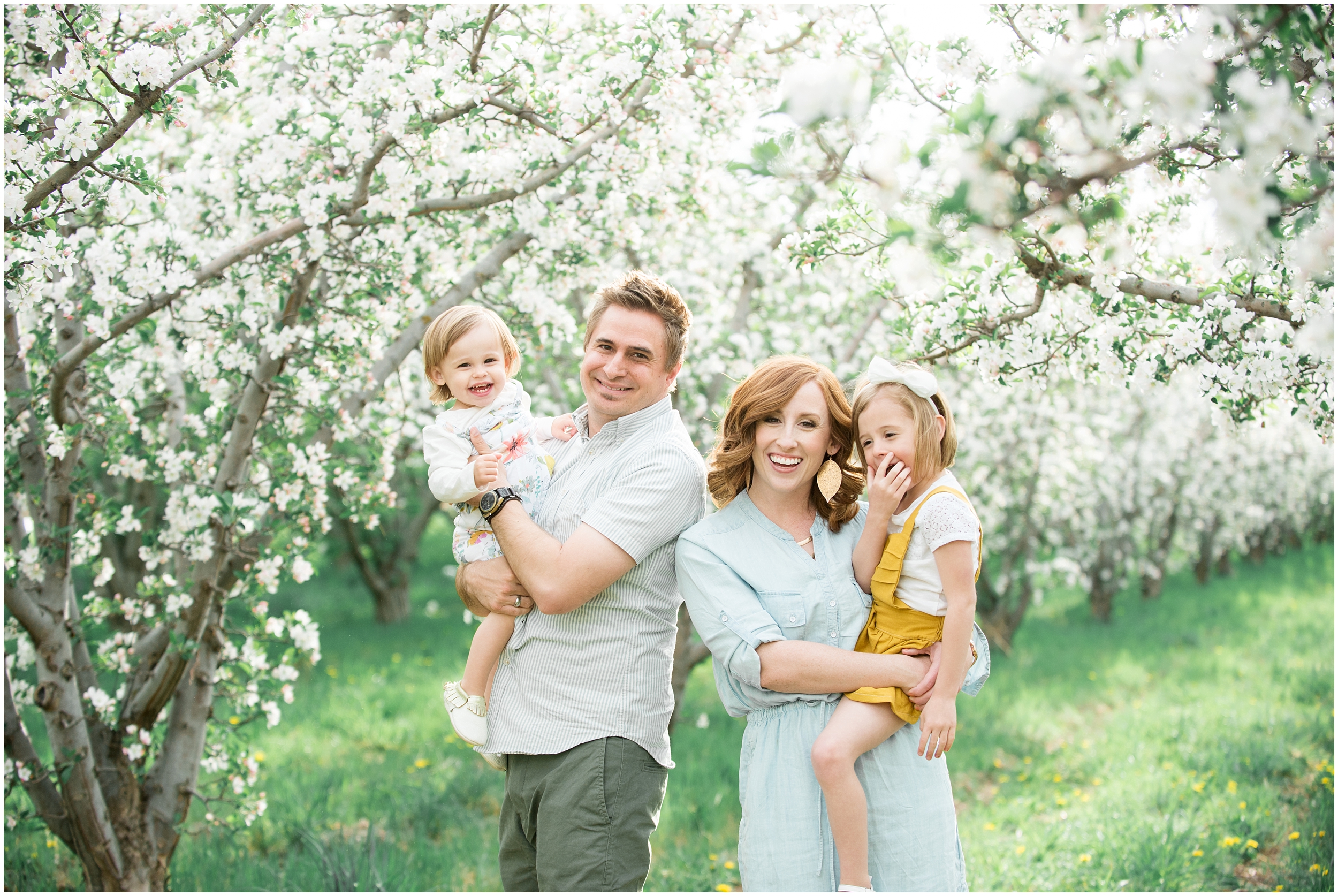 Семейная фотосессия в цветущих деревьях