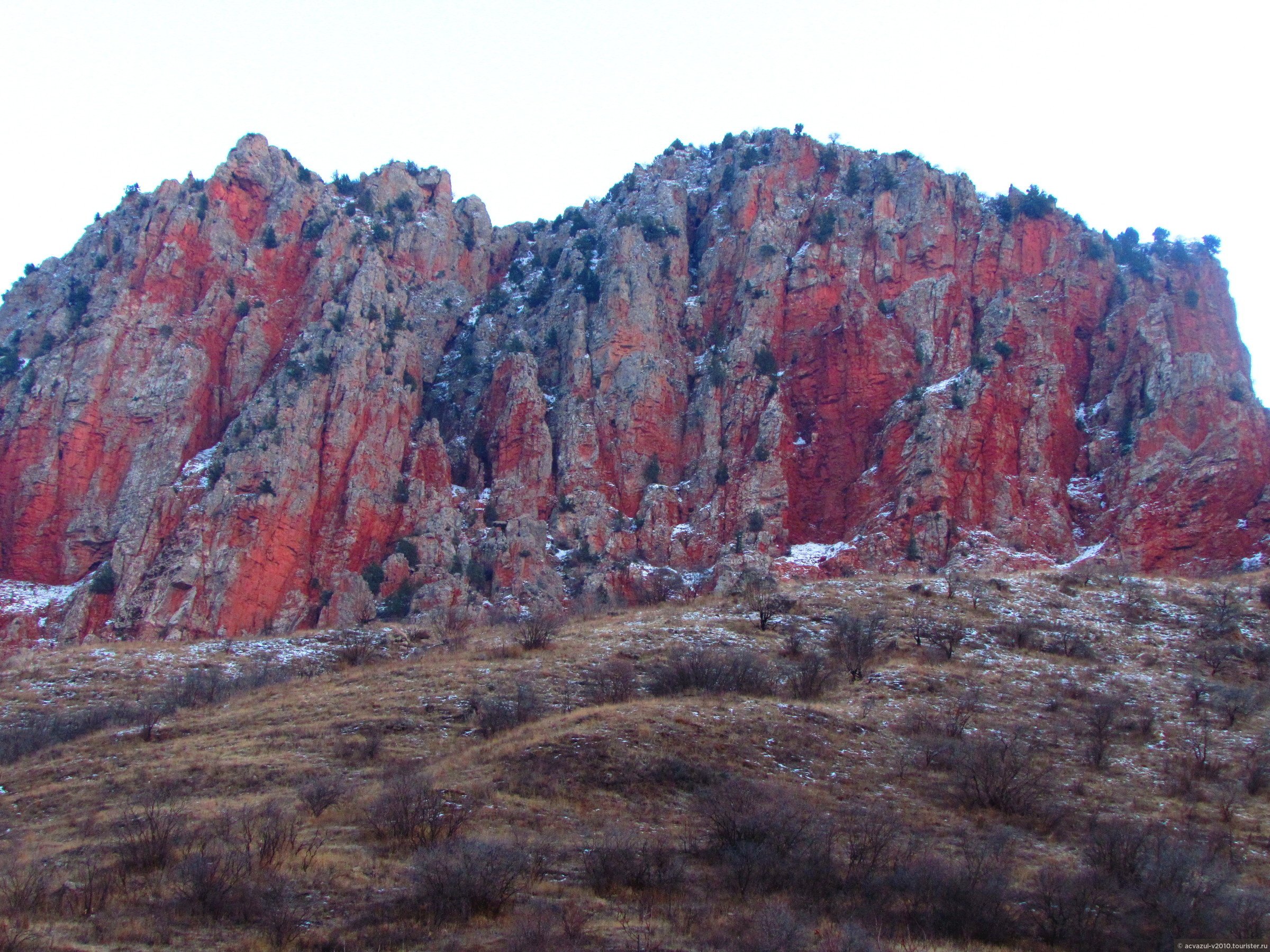 Красные скалы в Ассах