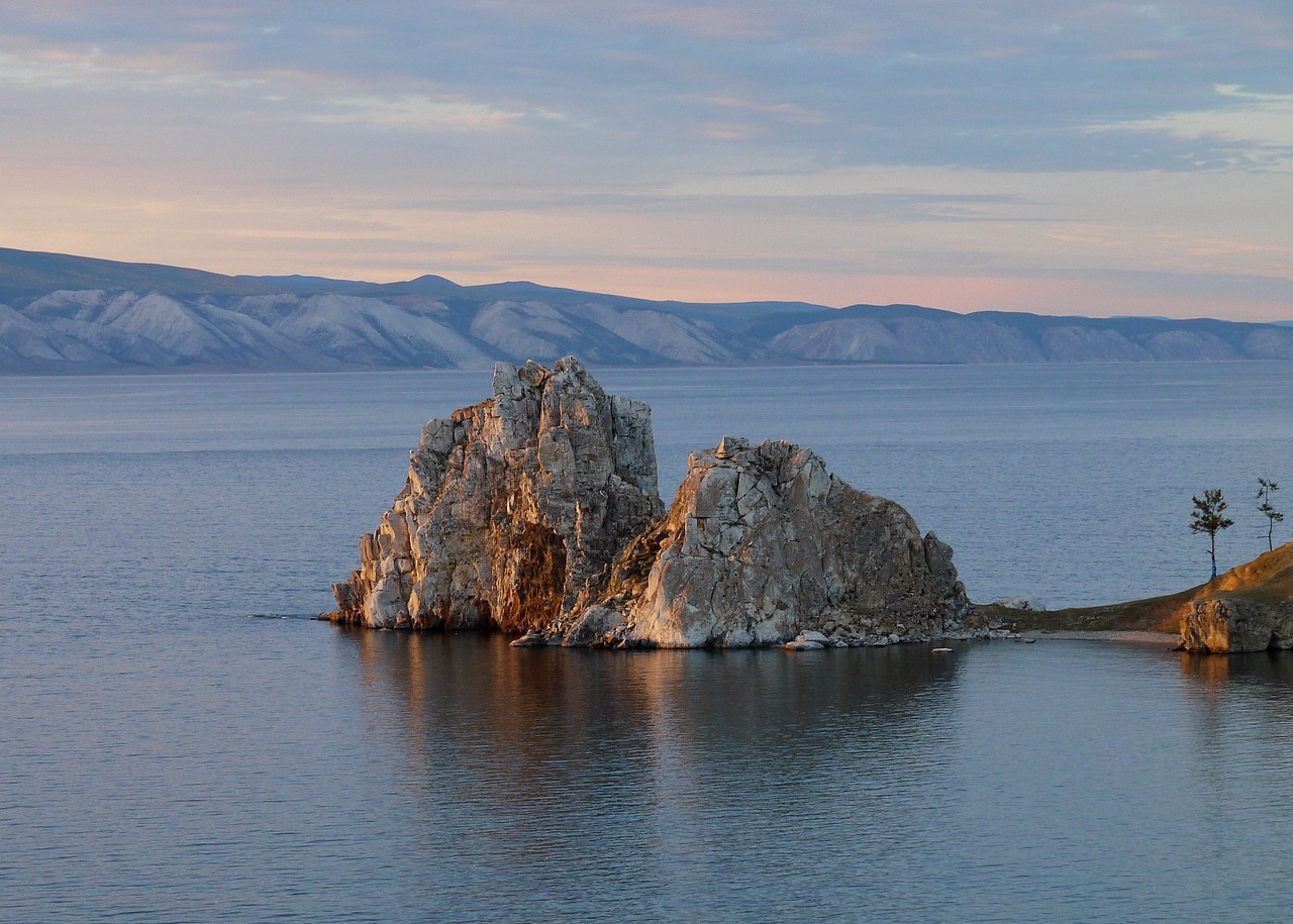 Листвянка на Байкале шаман камень
