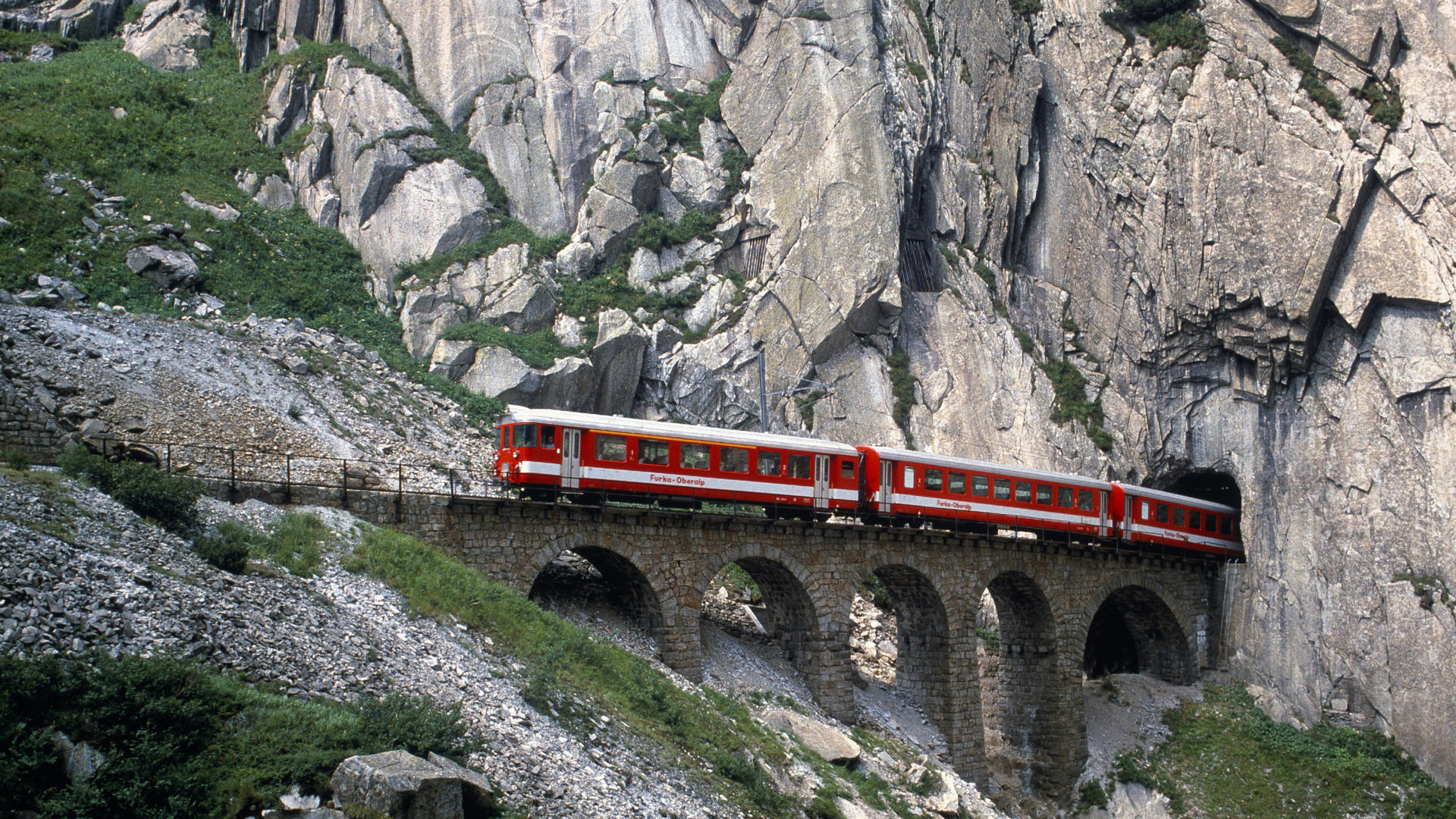 Ретийская железная дорога Швейцария отвесные скалы