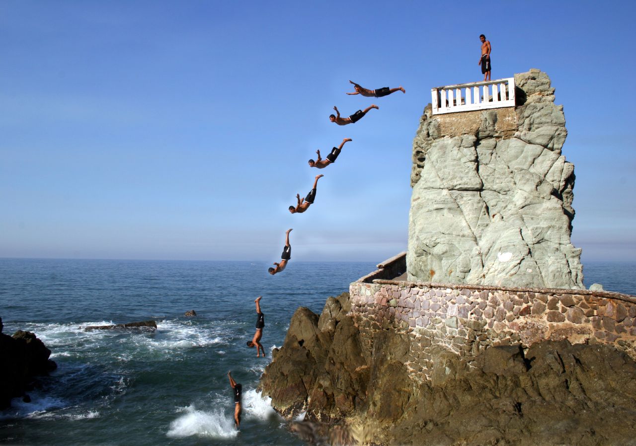 прыжок со скалы в море