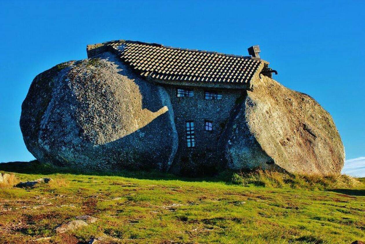 Каменный дом/casa do Penedo (Португалия)