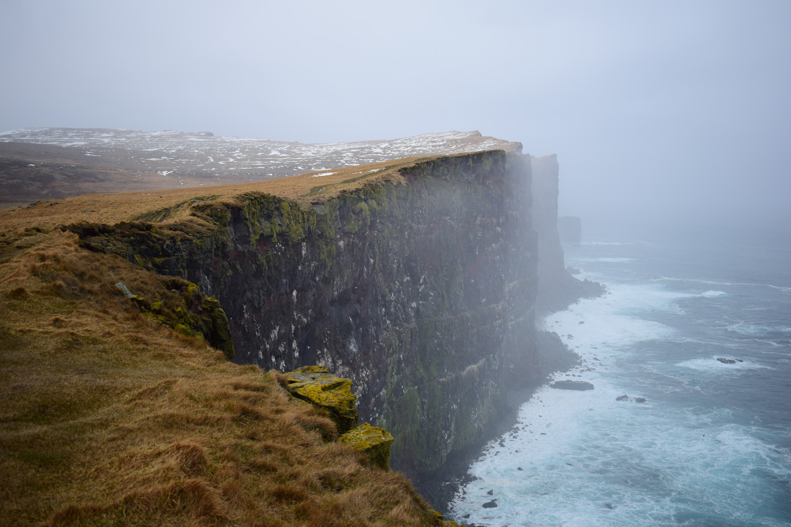 Отель на краю скалы в Исландии