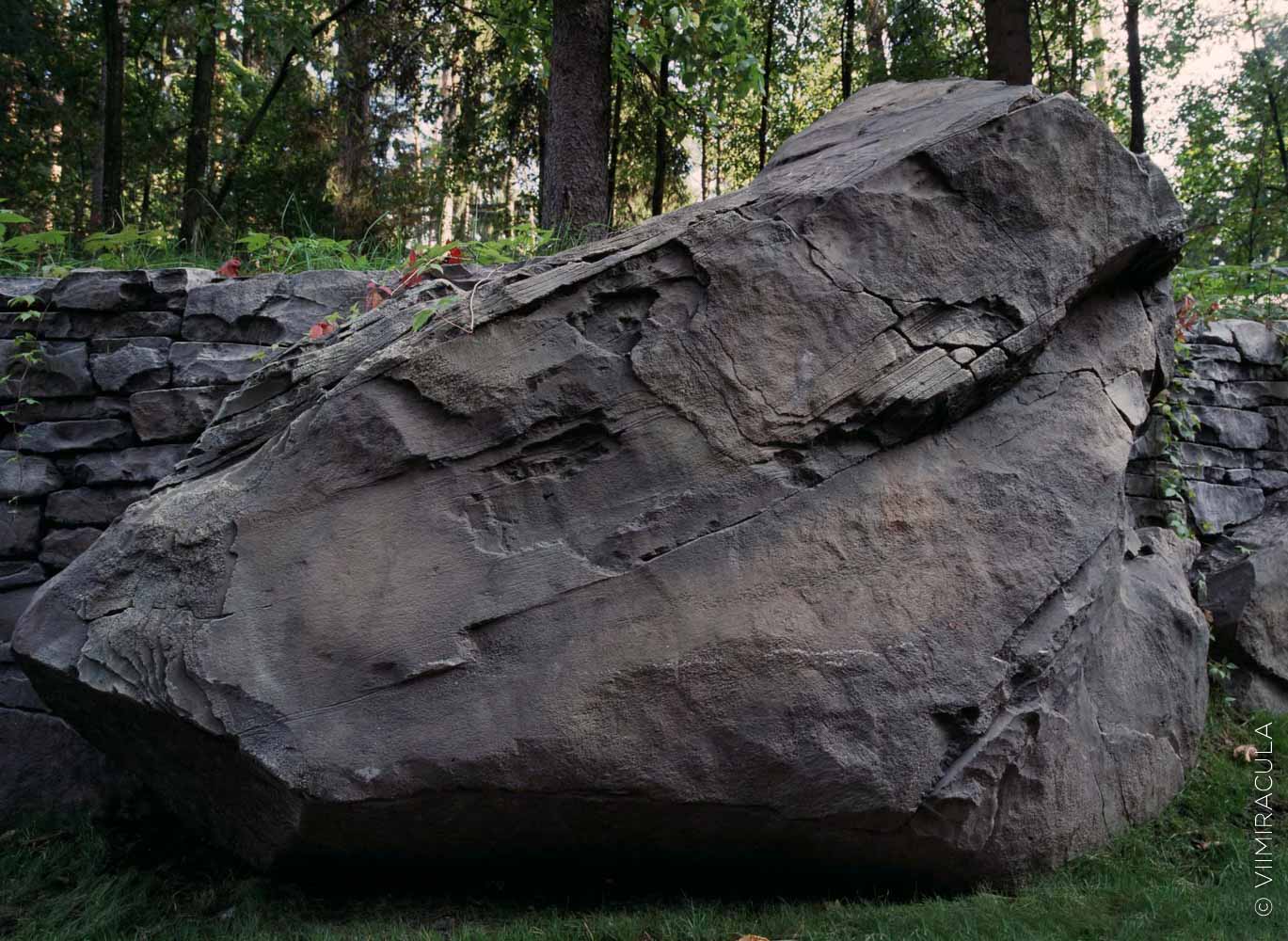 Камень валун большой