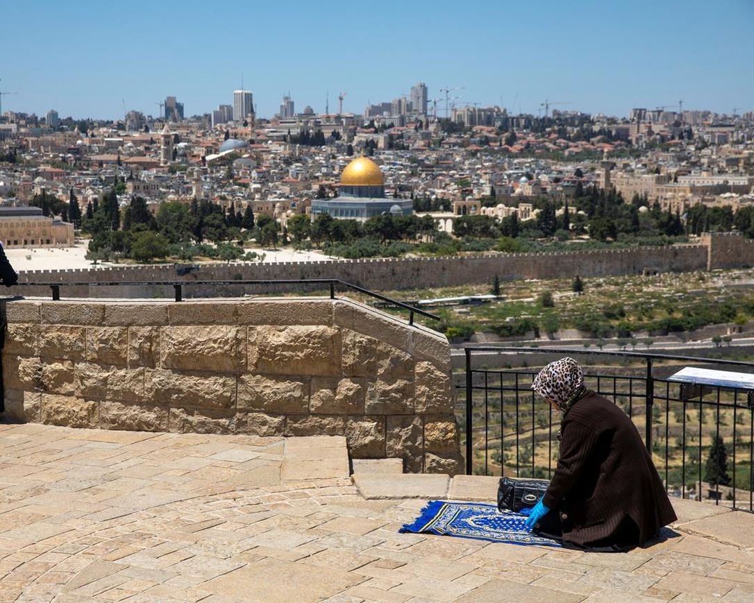 Люди спиной в Иерусалим