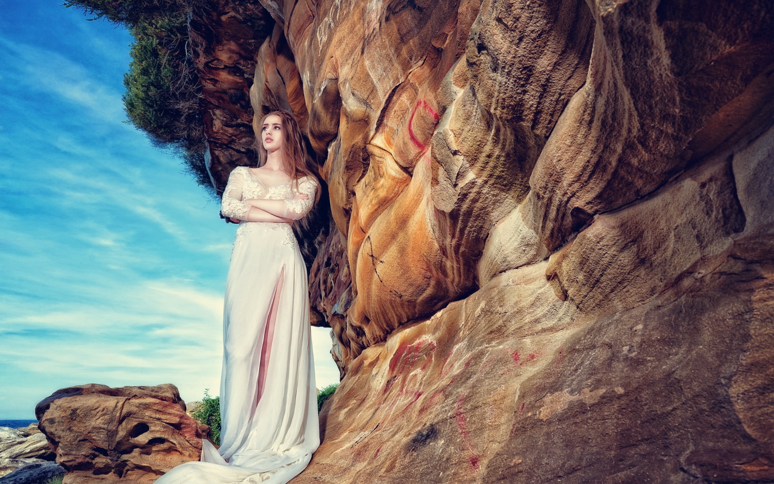 Нежная принцесса сидит на скале голышом