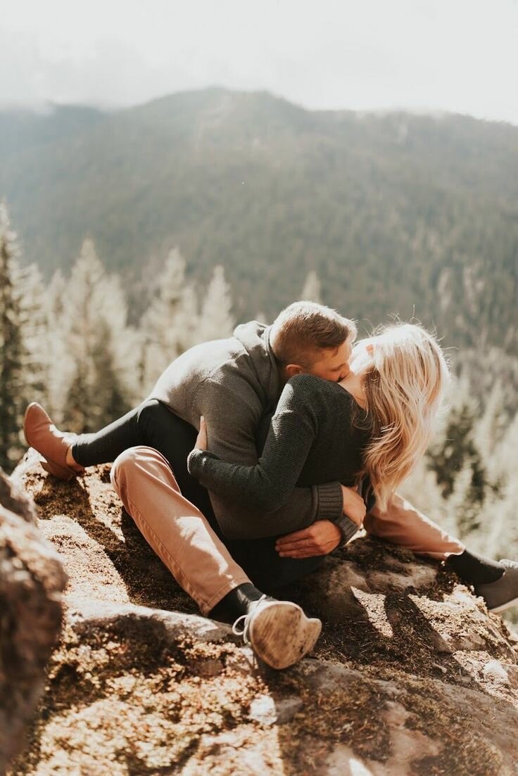 Влюбленная пара в горах
