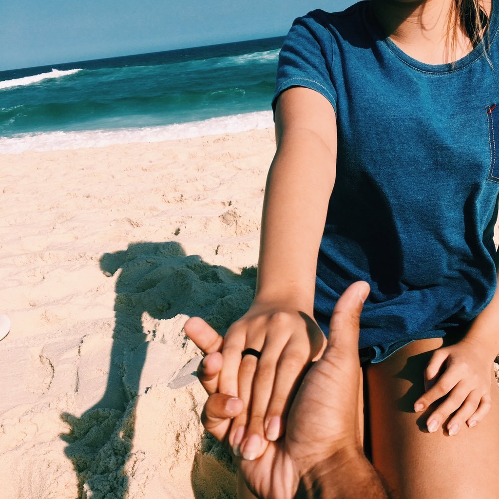 Рука на пляже