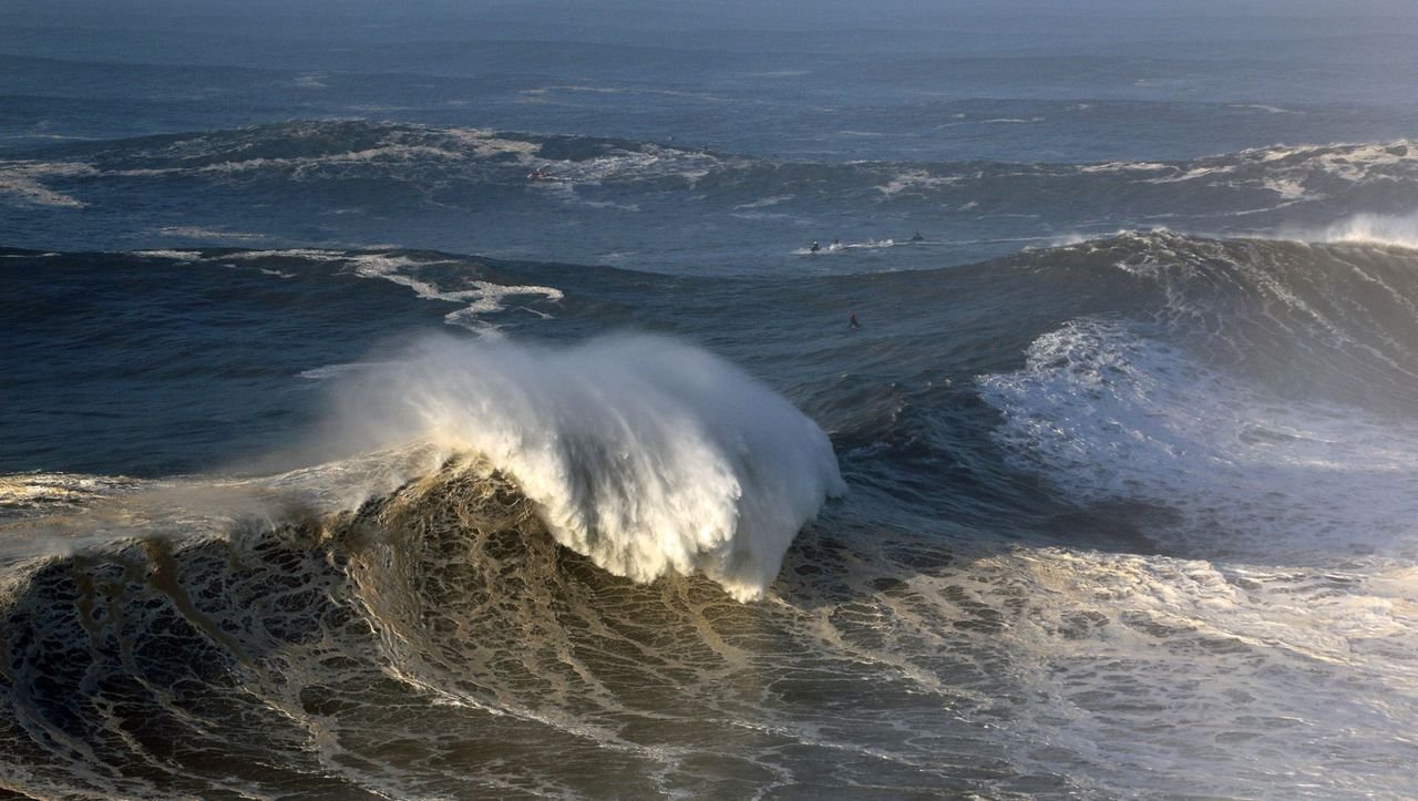Португалия Океанские волны