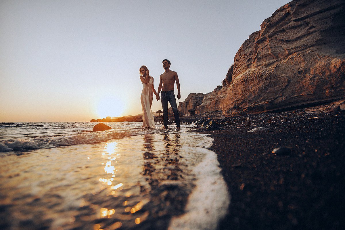 Влюбленная блондинка делает минет партнеру на фоне океана порно фото