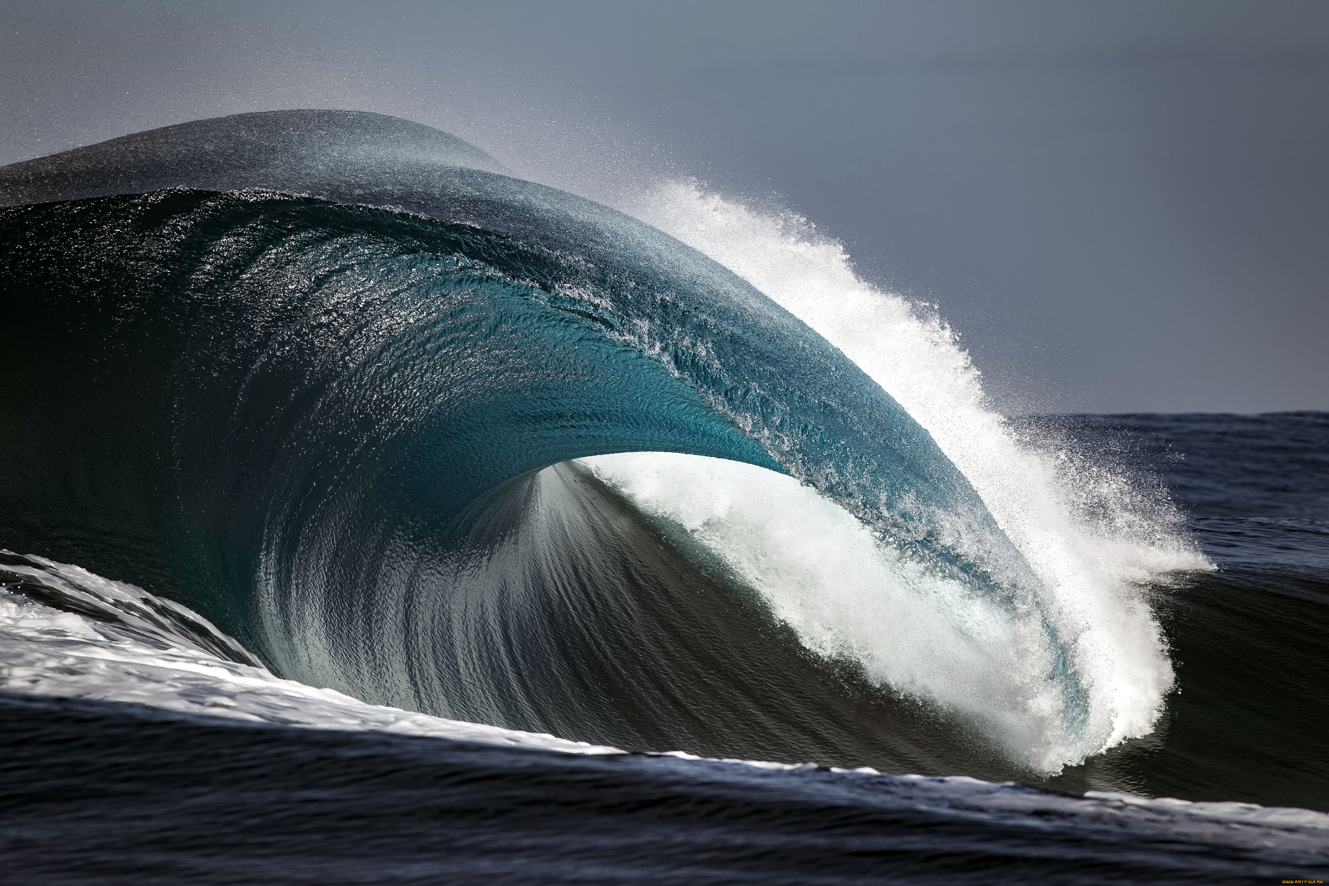 Огромные волны в океане