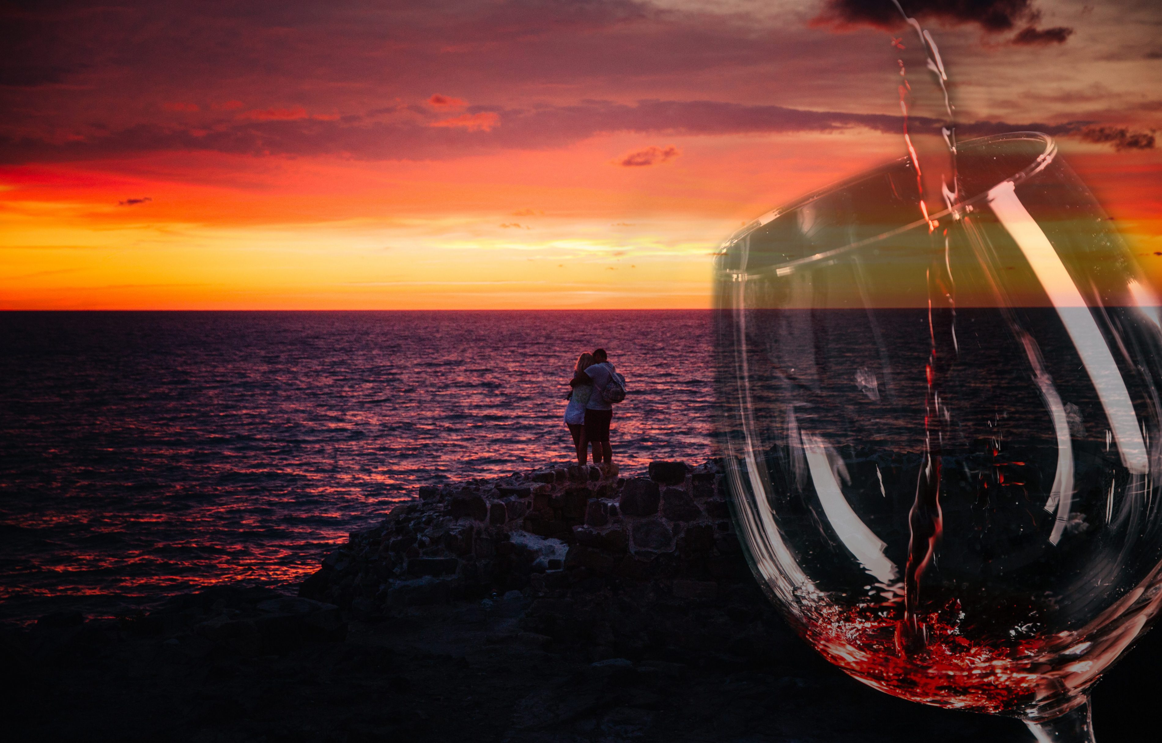 Вино на фоне морского заката