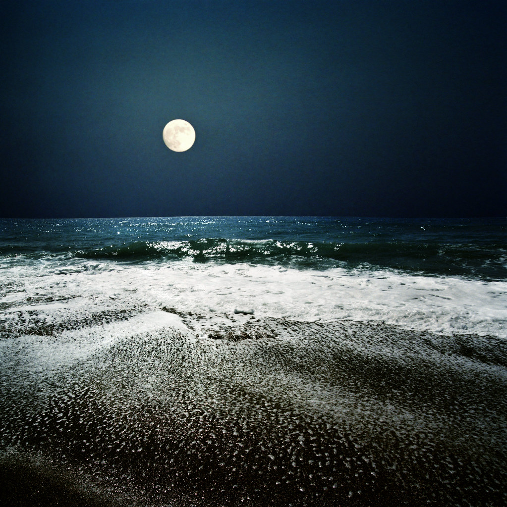 Отражение Луны в море