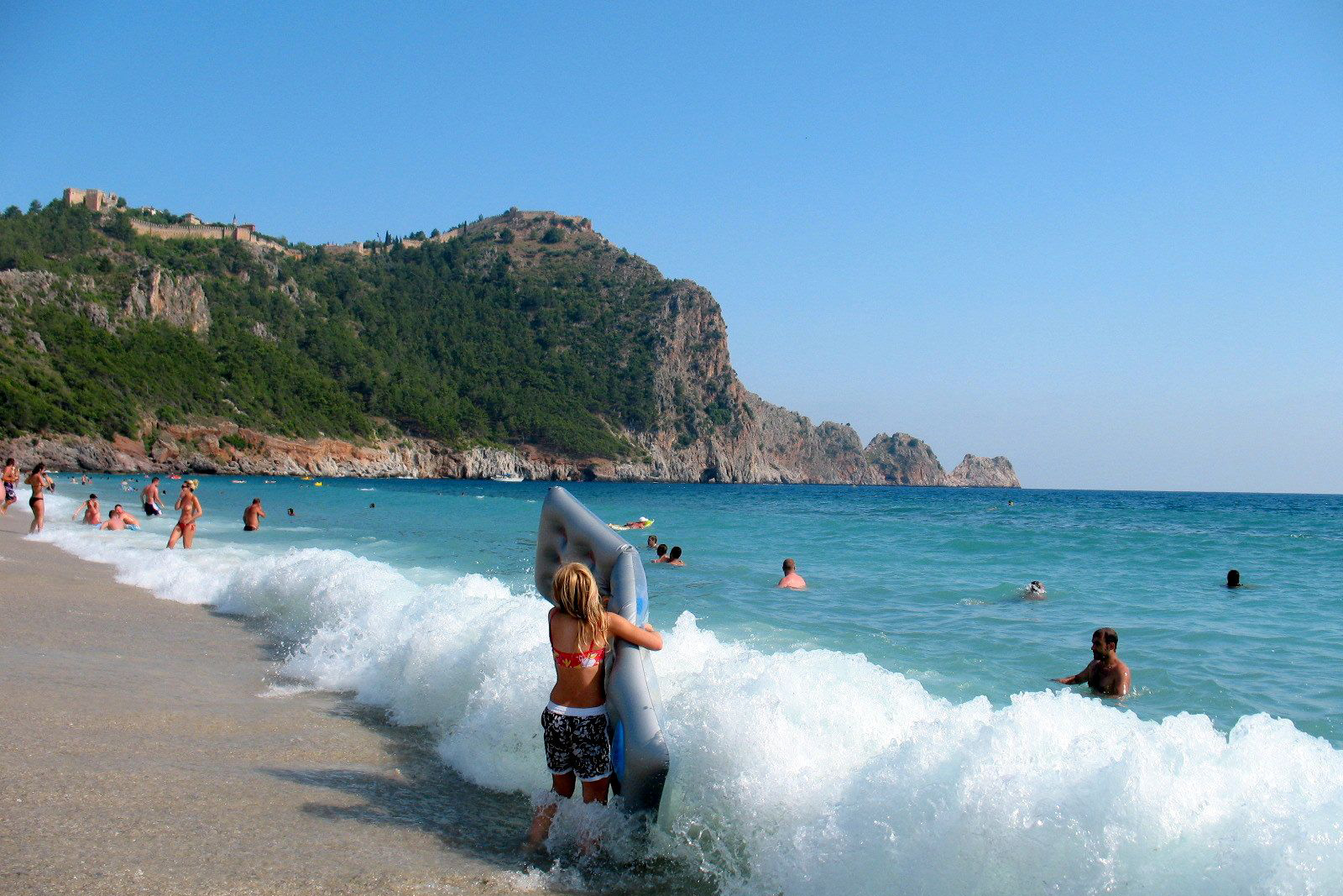 Туристы на пляже в Турции