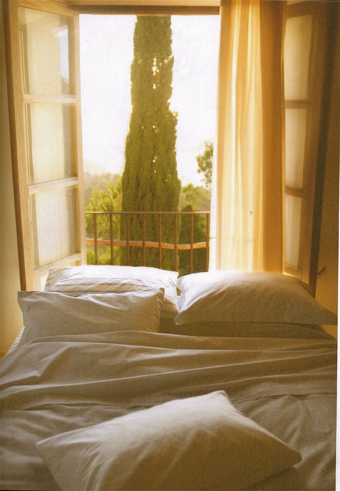 Кровать у открытого окна