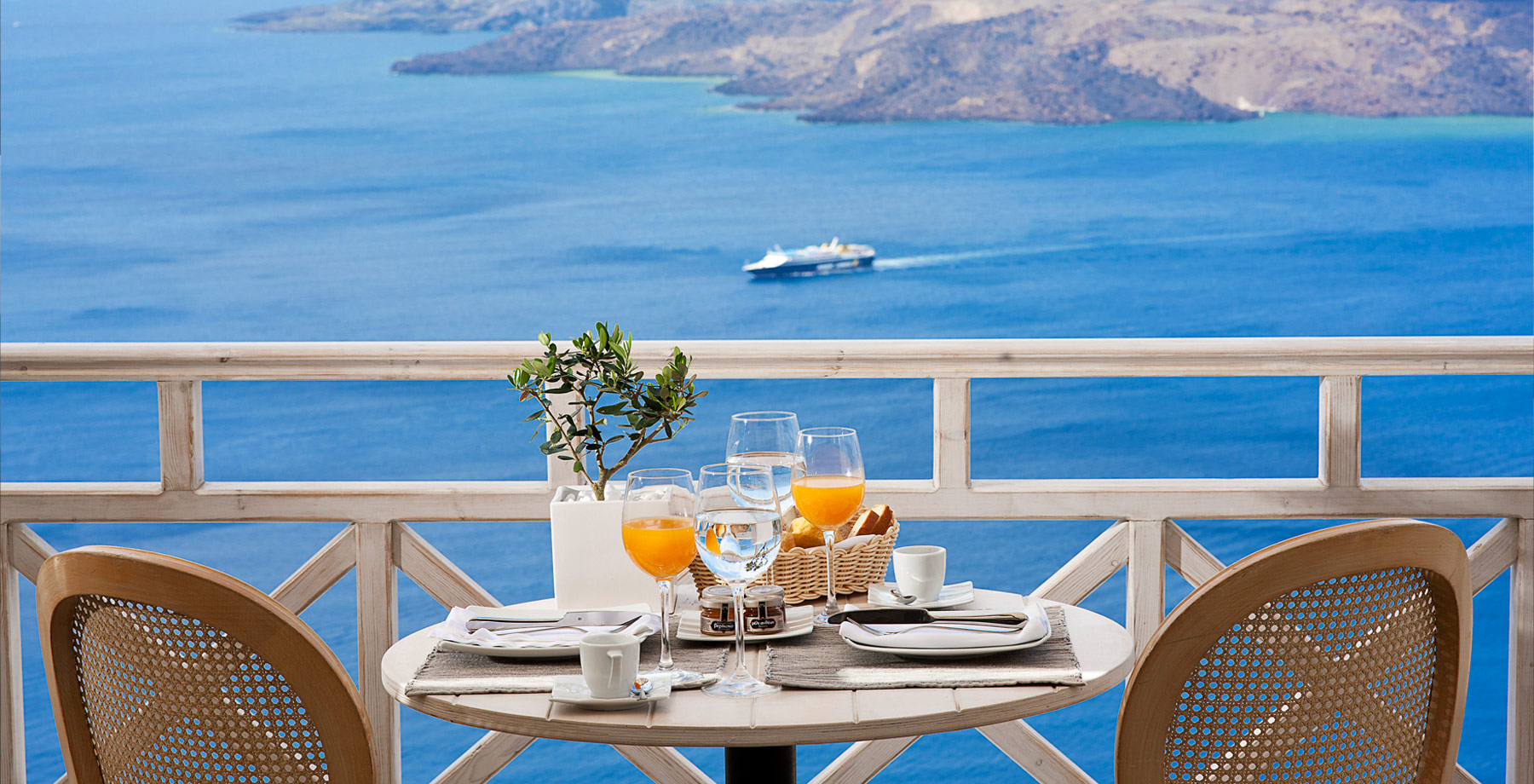 Завтрак на террасе с видом на море