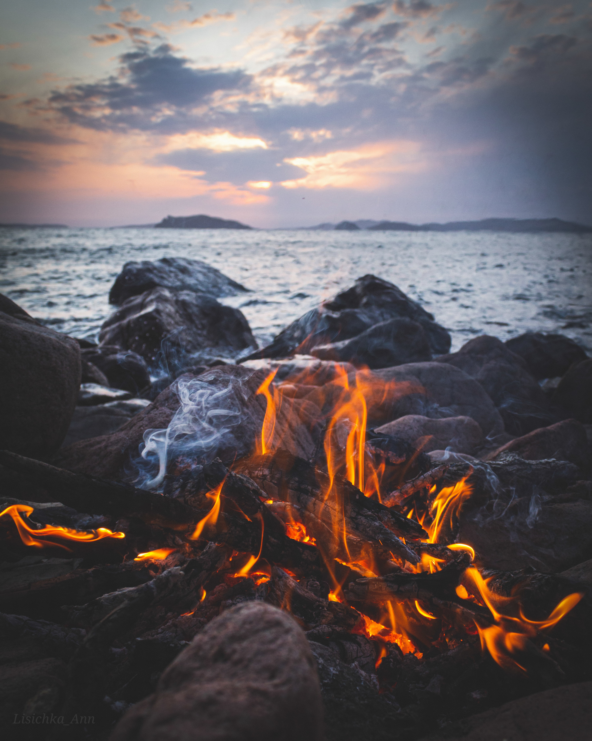огонь на берегу