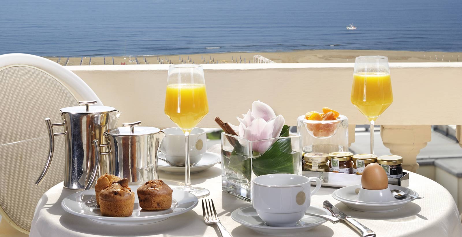 Завтрак на двоих с видом на море