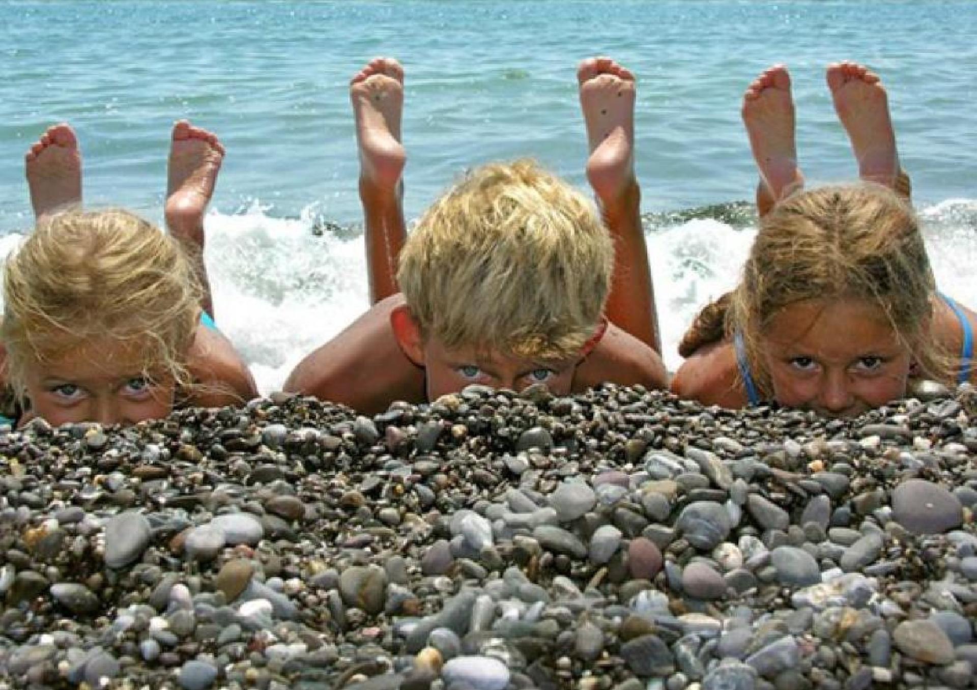 как дети отдыхают на море