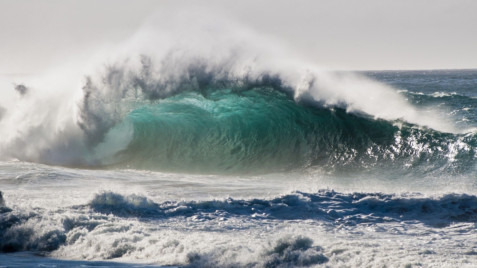 Тихий океан шторм огромные волны ЦУНАМИ