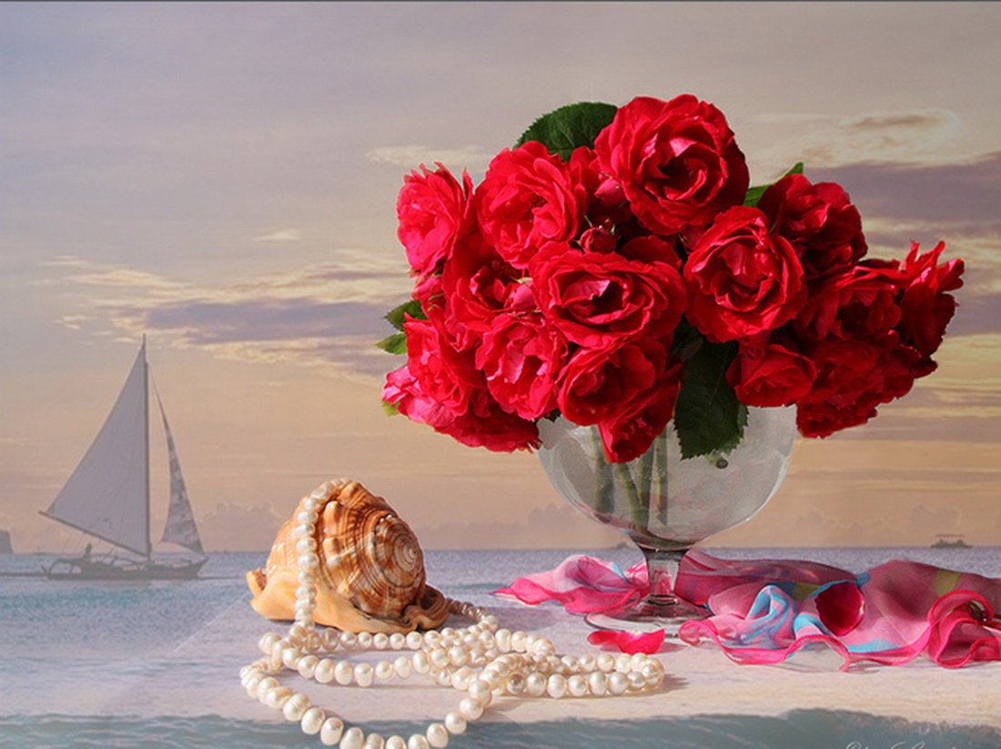 Букет прекрасных цветов и море