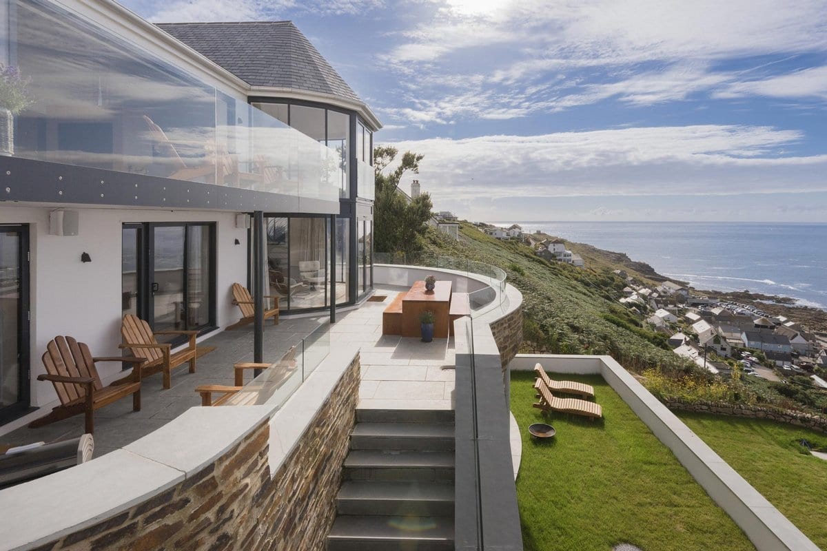 красивый дом с видом на море