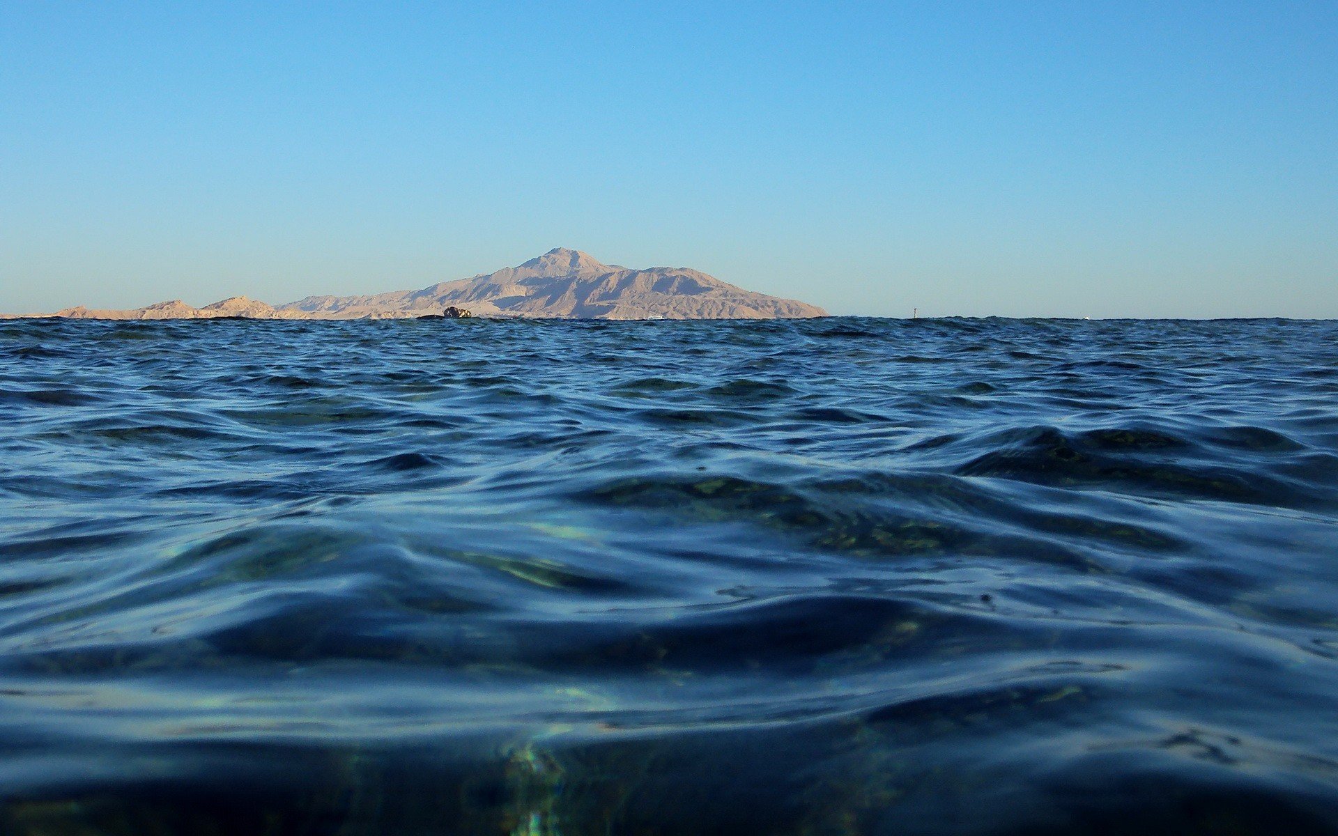 белое море под водой