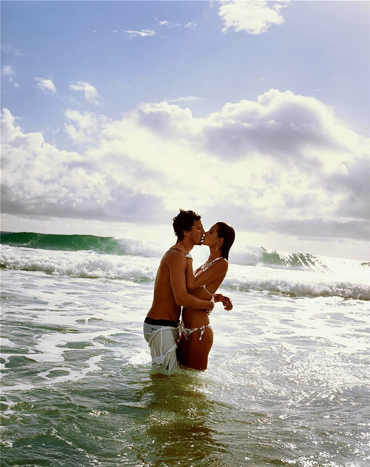 Молодая пара голой стоит на общественном пляже фото