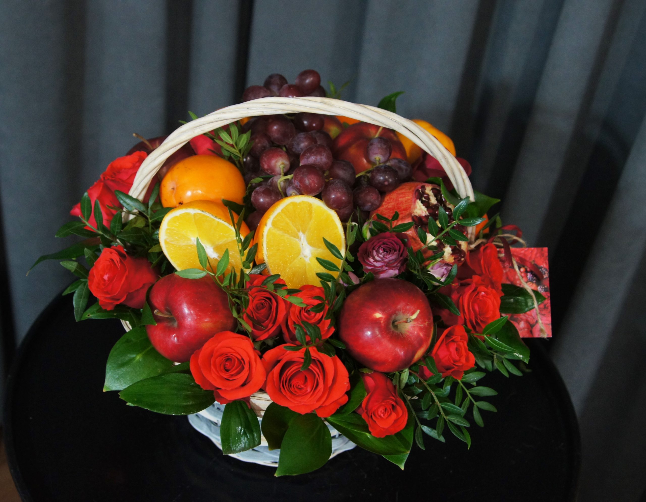 Корзина с фруктами и цветами в подарок