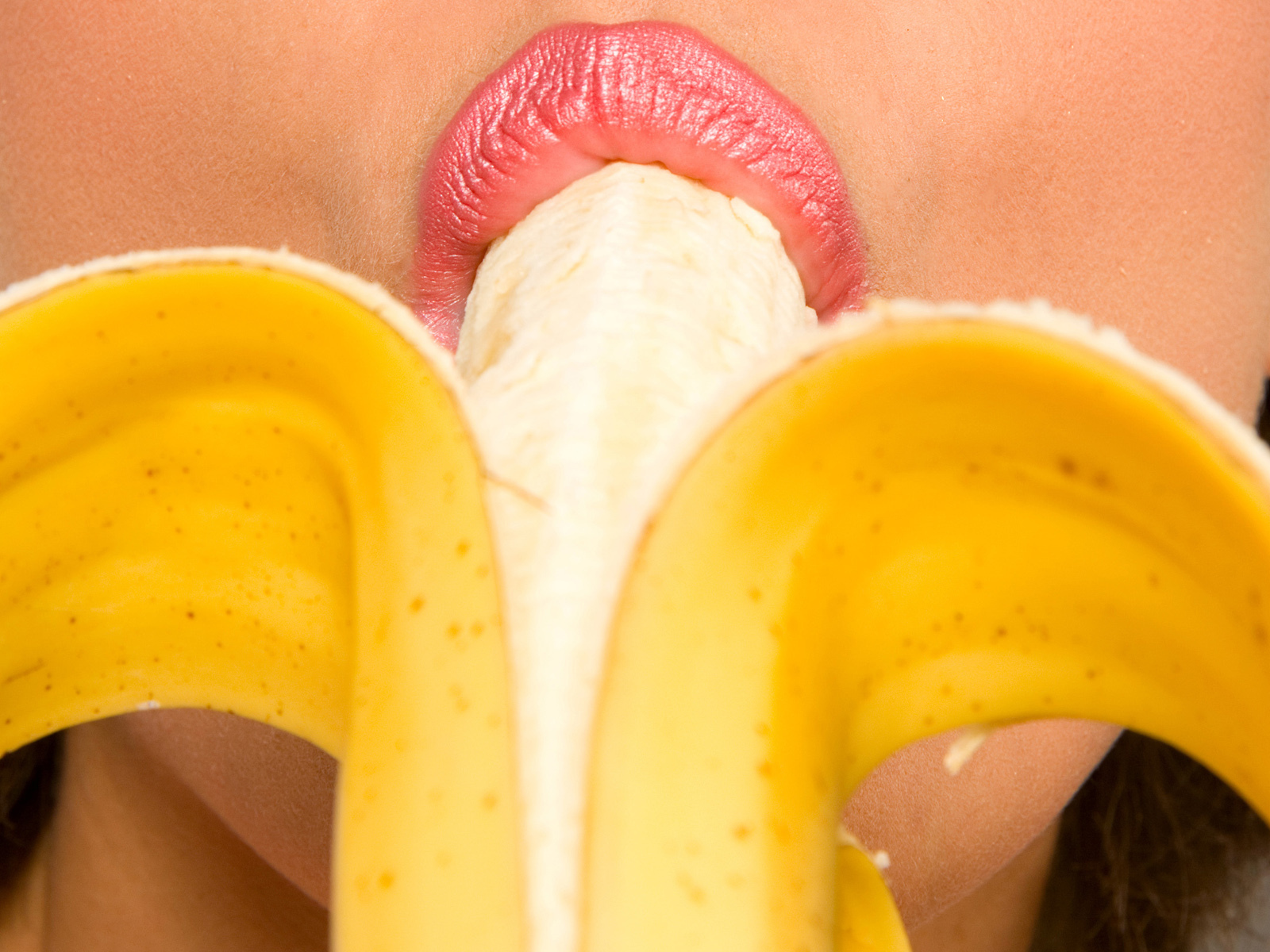 Трахает искусственную вагину бананом