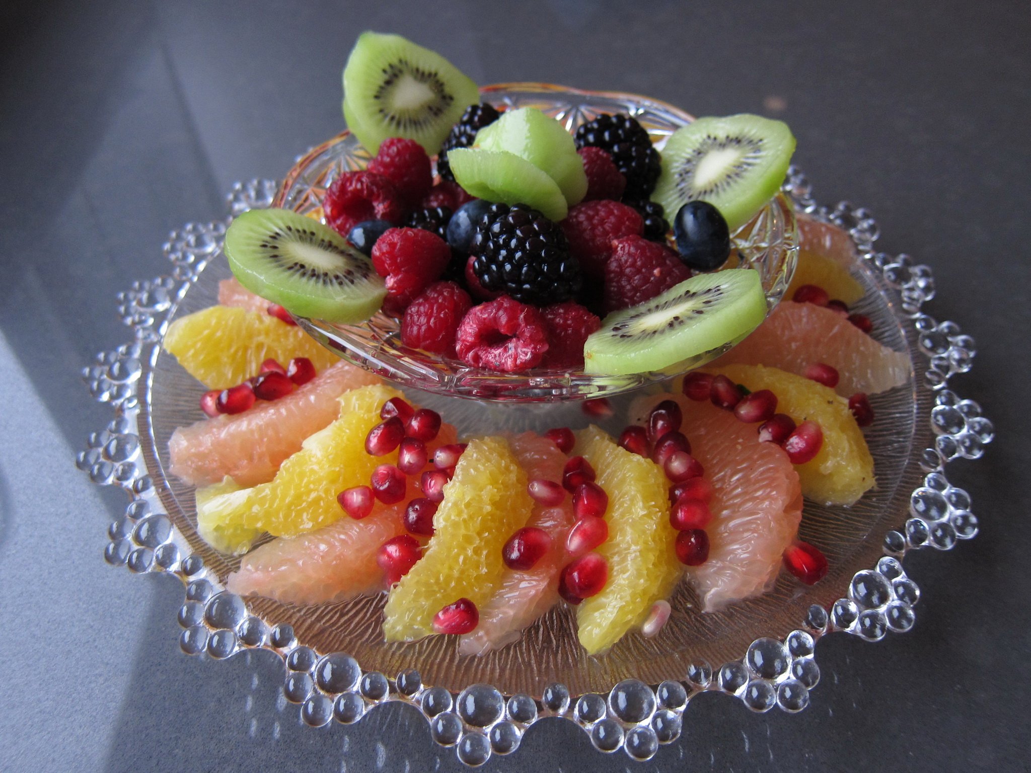 Фруктовая тарелка с киви и ягодами