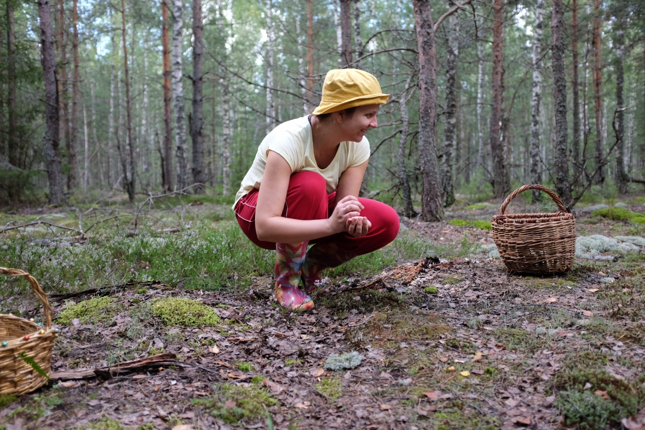 Женщина с волосатой пиздой собирает грибы голой