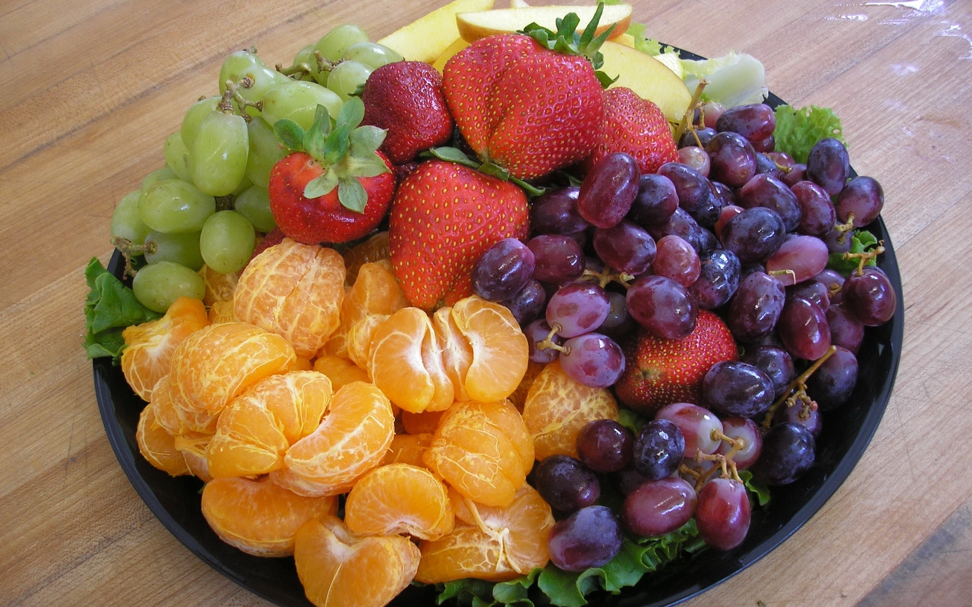Фруктовая тарелка с ягодами