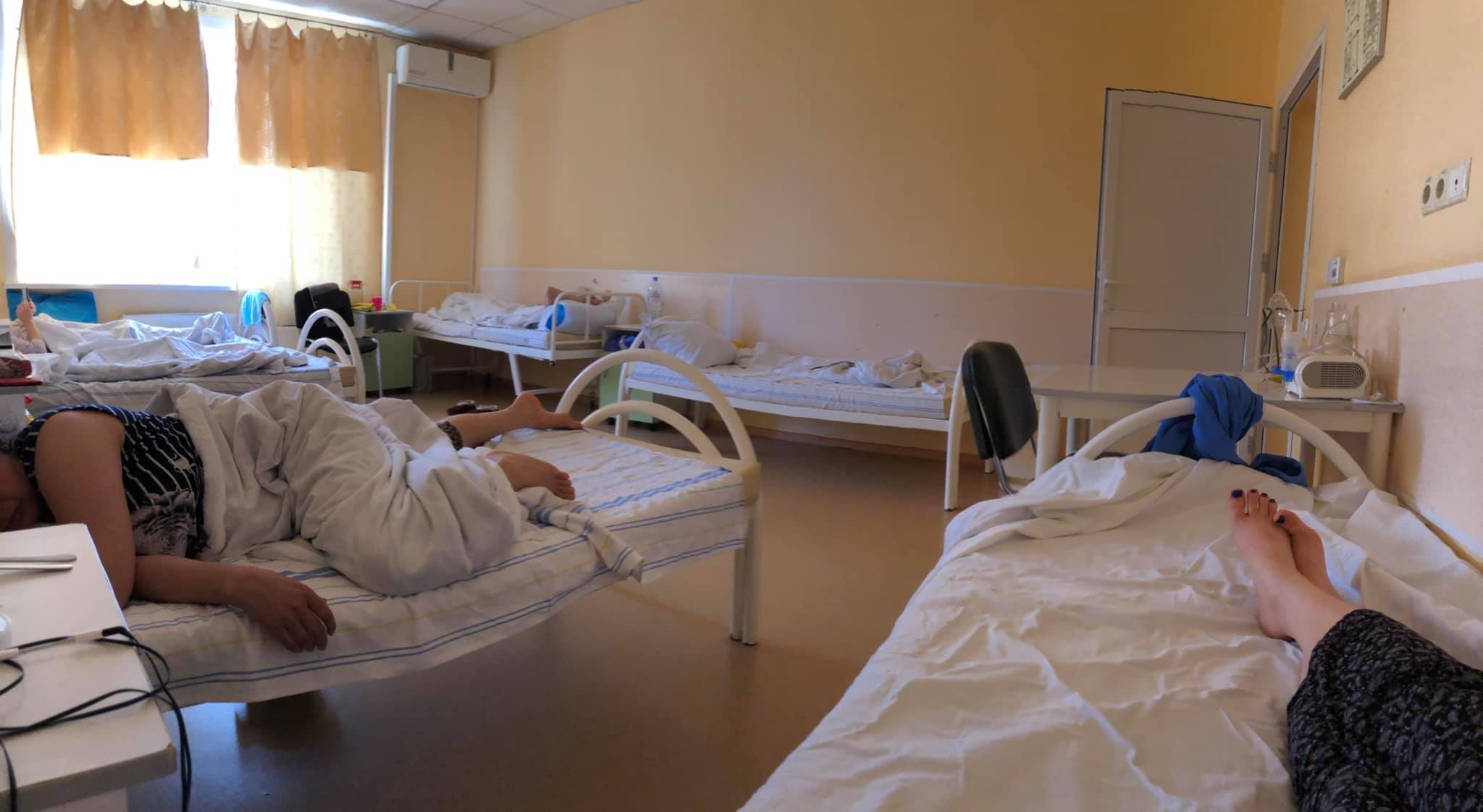 Karmen Karma в тонком белье демонстрирует себя в больнице