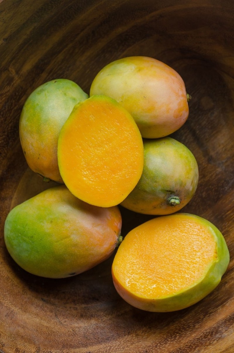 Тропические фрукты манго