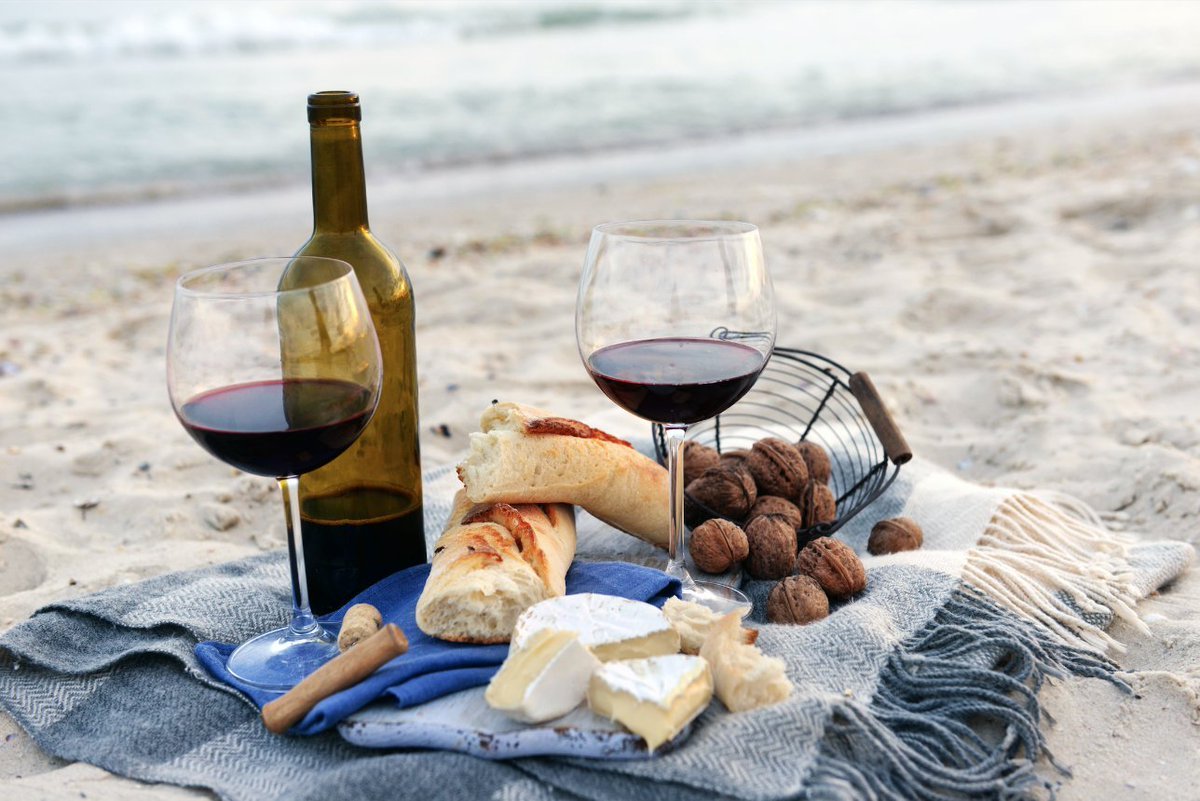 Пикник у моря с вином