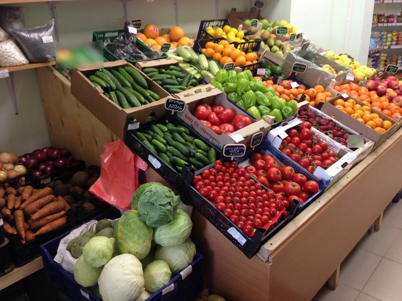 Витрина овощи и фрукты на рынке