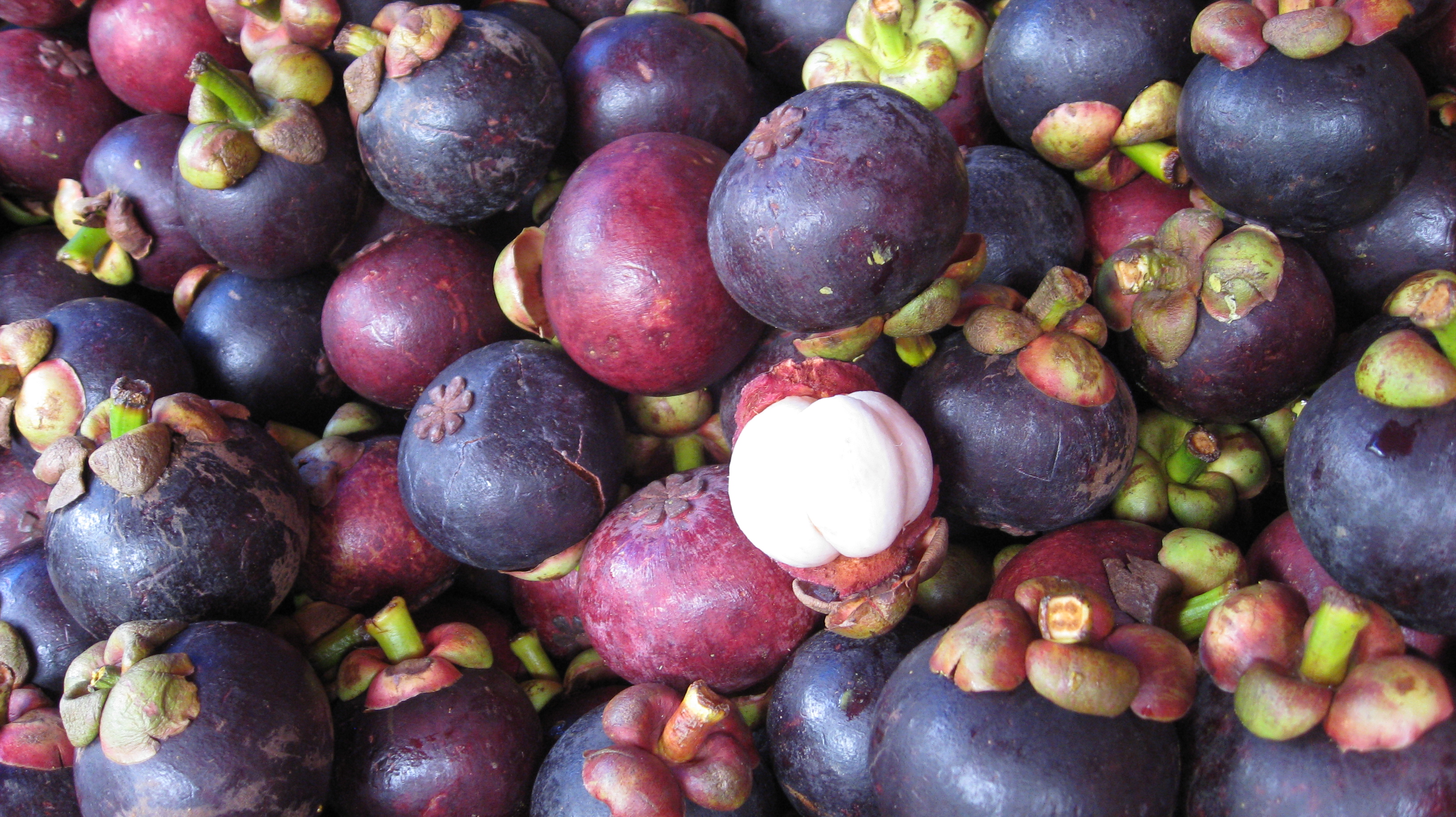 Фиолетовый экзотический фрукт