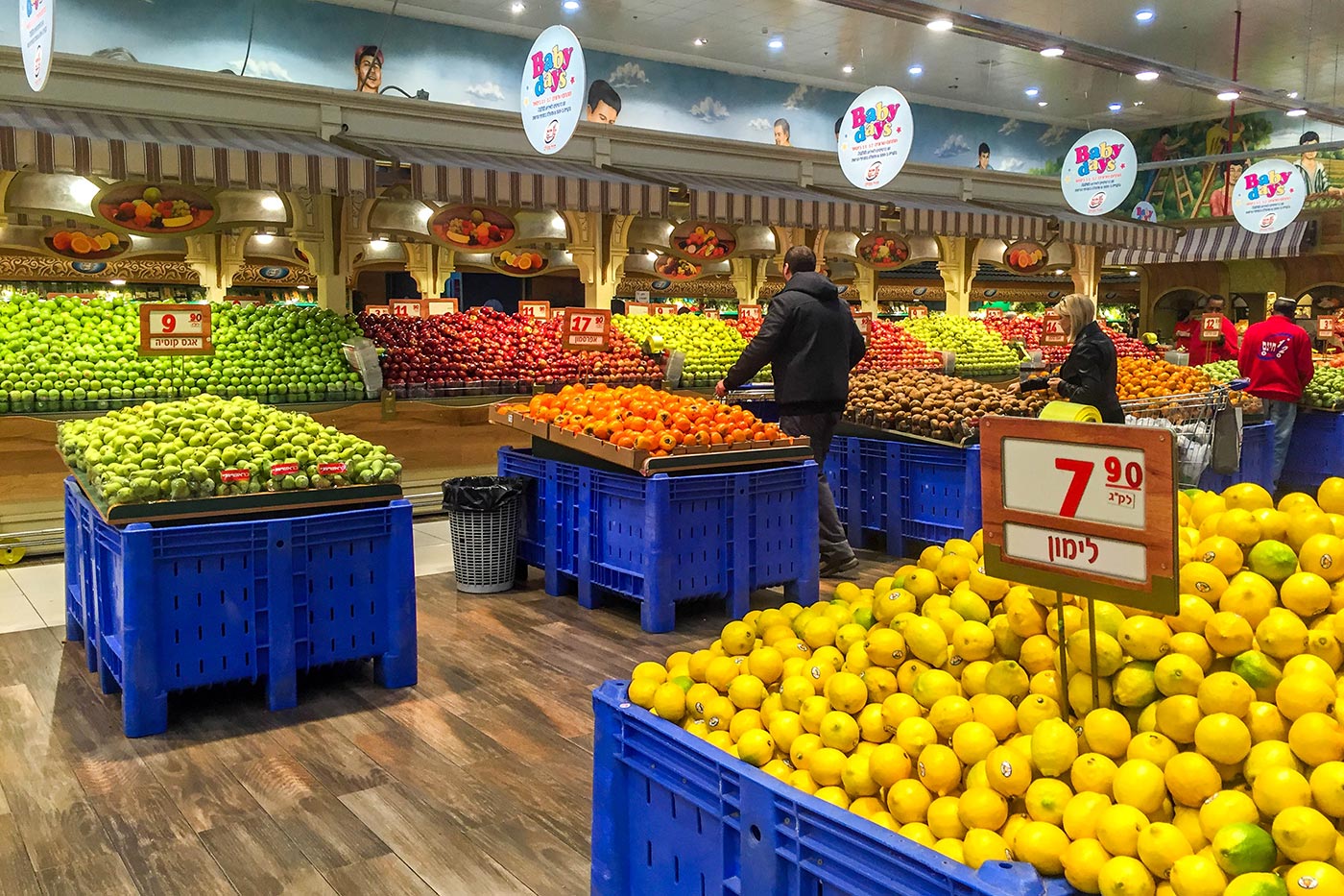 Выкладка овощей и фруктов в гипермаркете